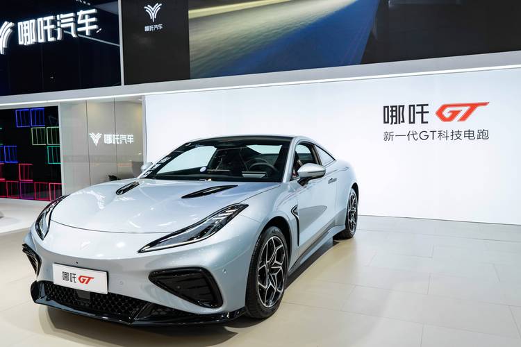 惠州275哪吒汽车在智能汽车领域的表现，领途汽车在新能源汽车市场中的影响力